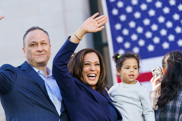 Wakil Presiden AS Kamala Harris melambai kepada para pendukungnya bersama suaminya, Douglas Emhoff dan keponakannya, Amara Ajagu pada 27 Januari 2019 di Oakland, California. (Foto oleh Mason Trinca/Getty Images).