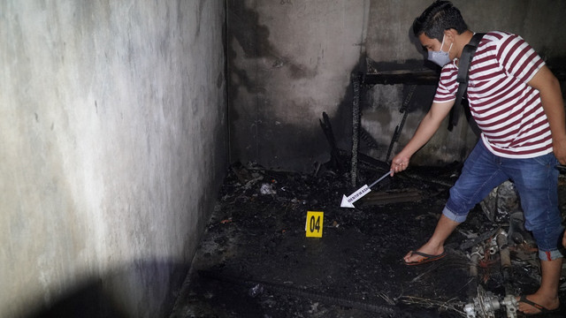 Polisi melakukan identifikasi dan olah TKP di lokasi kejadian kebakaran yang mengakibatkan seorang warga Aceh Timur meninggal dunia. Foto: Dok. Polsek Simpang Ulim