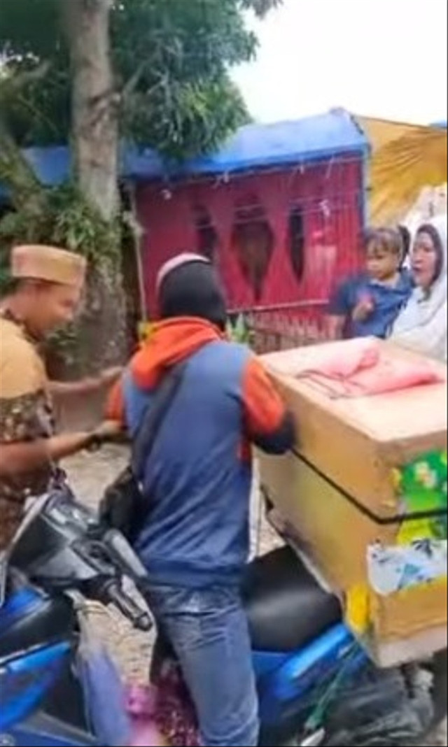 Viral penjual es krim mendadak jadi biduan di pernikahan orang karena memiliki suara merdu. (Foto: Instagram/@andreli_48).
