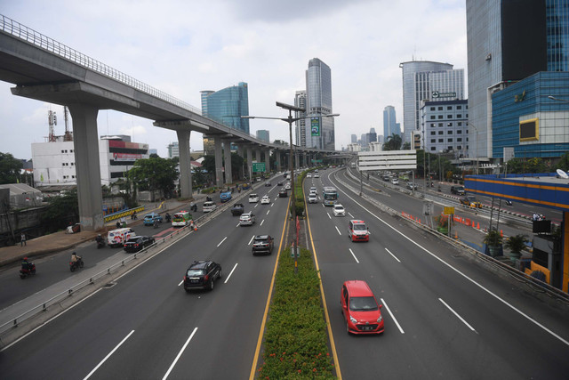 Sejumlah kendaraan melintasi jalan tol dalam kota di Jakarta, Selasa (9/2/2022). Foto: Akbar Nugroho Gumay/ANTARA FOTO