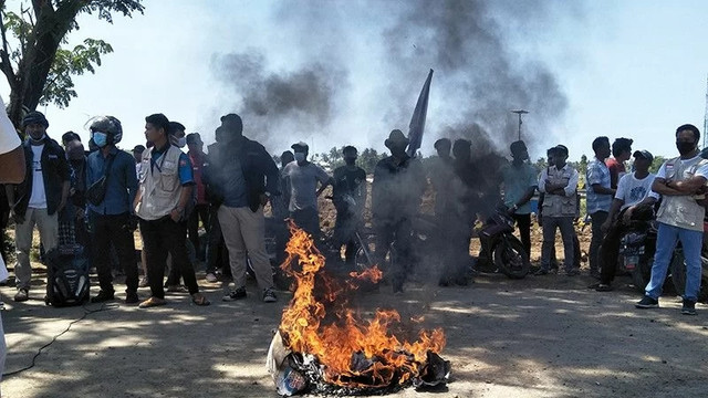 Aksi pemuda Kecamatan Pujut saat membakar ban di depan jalan Sirkuit Mandalika, Selasa (8/2/2022). Foto: Akhyar/ANTARA