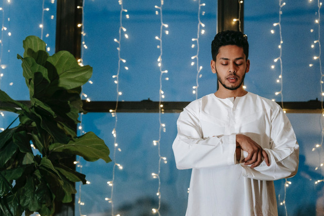 Ilustrasi membaca niat sholat Isya sendiri. Foto: Pexels