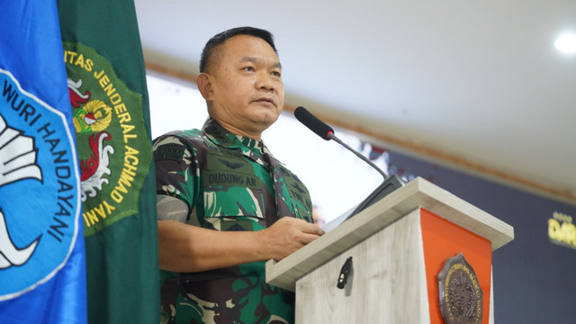 Kasad Jenderal Dudung saat memberikan kuliah umum di Universitas Jenderal Achmad Yani (Unjani),  Cimahi, Rabu (9/2/2022). Foto: Dok. TNI AD