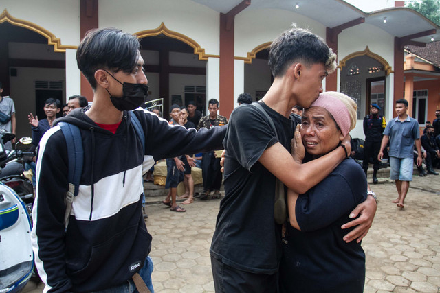 Warga yang sempat ditahan polisi bertemu ibunda usai tiba di halaman masjid Desa Wadas, Bener, Purworejo, Jawa Tengah, Rabu (9/2/2022). Foto: Hendra Nurdiyansyah/ANTARA FOTO