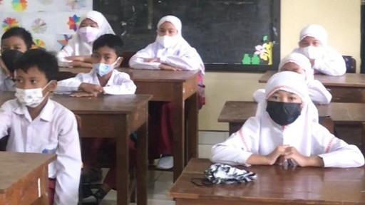 Kegiatan belajar mengajar para siswa dengan tetap menerapkan protokol kesehatan. Kredit foto : Nirmala Farikhah / Anggota KKN 256 Universitas Muhammadiyah Yogyakarta.
