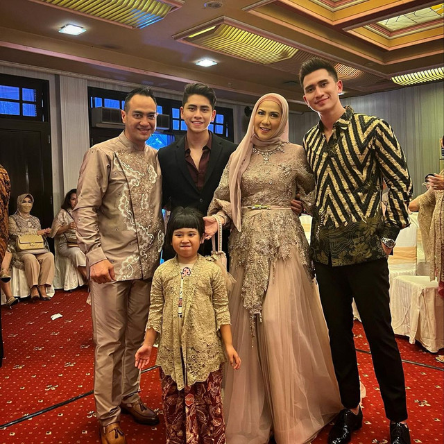 Verrell Bramasta dan Athalla Naufal hadiri acara lamaran Venna Melinda dan Ferry Irawan. Foto: Instagram/@athallanaufal7