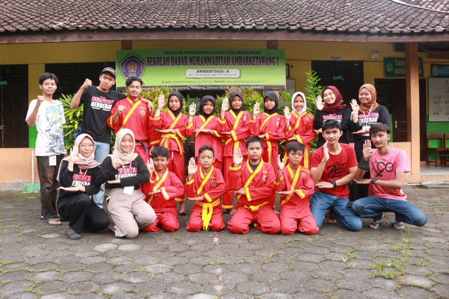 Asyiknya membuat video profil ekstrakurikuler sekolah. Kredit foto : Anisa Nur Aeni/Mahasiswa KKN