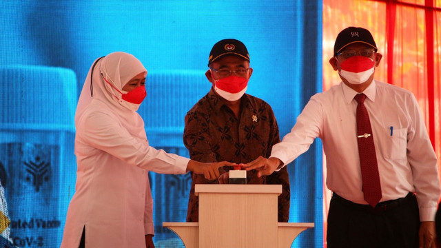 Menko PMK Muhadjir Effendy (tengah) didampingi Gubernur Jatim Khofifah Indar Parawansa  dan Rektor Universitas Airlangga M Nasih menekan tombol tanda dimulainya Uji Klinis Vaksin Merah Putih di RSUD Dr Soetomo, Surabaya, Jawa Timur, Rabu (9/2/2022). Foto: Humas Kemenko PMK