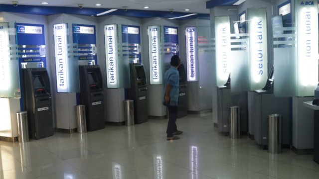 Ilustrasi cara beli token listrik di ATM BCA. Foto: Fanny Kusumawardhani/Kumparan.