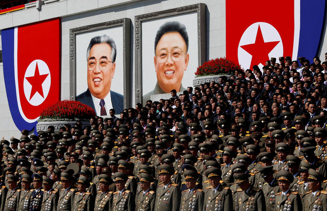 Pejabat militer senior menonton parade saat potret mendiang pemimpin Korea Utara Kim Il Sung dan Kim Jong Il terlihat di latar belakang di alun-alun utama Kim Il Sung di Pyongyang, Korea Utara, 9 September 2018. Foto: REUTERS /Siddiqui