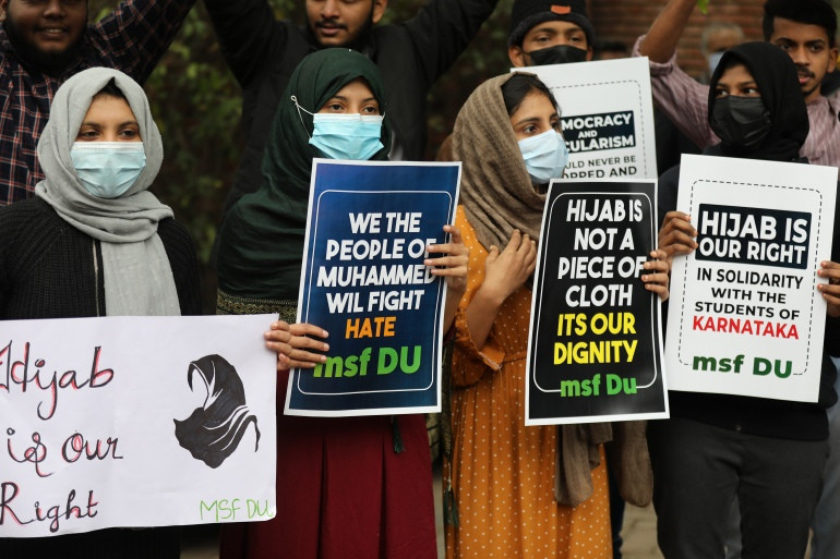 Mahasiswa Muslim dan anggota Federasi Mahasiswa Muslim memprotes larangan jilbab baru-baru ini di New Delhi [Foto: Rajat Gupta/EPA]