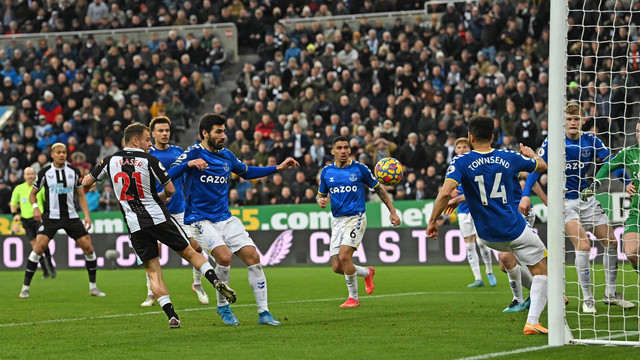 Pemain Newcastle Ryan Fraser saat mencetak gol kedua pada pertandingan Liga Premier melawan Everton di St. James Park, Newcastle upon Tyne, Inggris, Selasa (8/2/2022). Foto: Stu Forster/Getty Images