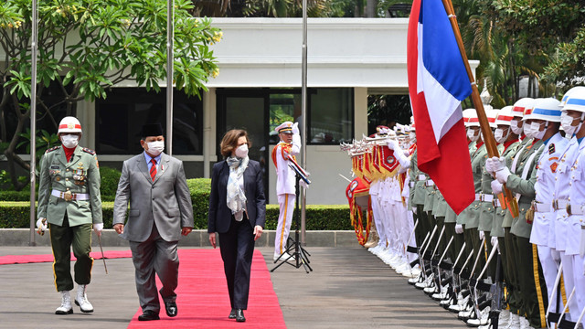 Menteri Pertahanan Indonesia Prabowo Subianto saat menerima Menteri Angkatan Bersenjata Prancis Florence Parly di Kementerian Pertahanan, Jakarta, Kamis (10/2/2022). Foto: Adek Berry/AFP