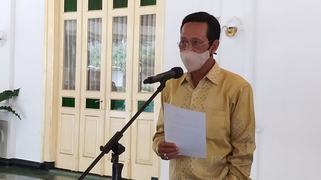 Gubernur DIY, Sri Sultan Hamengku Buwono X, saat mengumumkan ada 73 sampel positif Omicron di Yogyakarta, di Kepatihan, Kamis (10/2/2022). Foto: Eva M/Tugu Jogja.