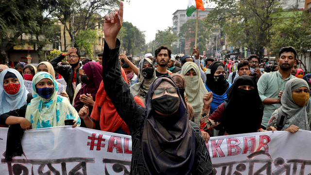 Sejumlah mahasiswa saat protes terhadap larangan jilbab di beberapa perguruan tinggi, di negara bagian Karnataka, di Kolkata, India, Rabu (9/2/2022). Foto: Rupak De Chowdhuri/REUTERS