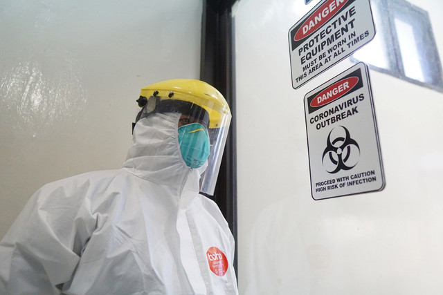 Seorang petugas beristirahat usai melakukan uji spesimen COVID-19 di laboratorium Balai Pengawasan Obat dan Makanan (BPOM) Gorontalo di Kabupaten Bone Bolango, Gorontalo, Kamis (10/2/2022). Foto: Adiwinata Solihin/ANTARA FOTO