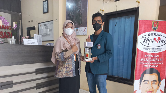 Pemberian dispenser hand sanitizer touchless kepada Kelurahan Mangunsari. Sumber: Pribadi