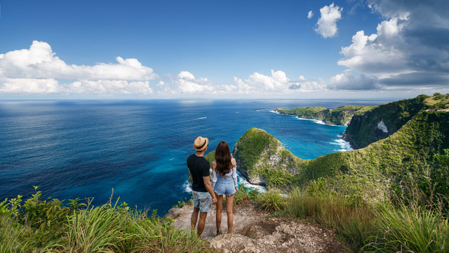 Pasangan saat berbulan madu di Nusa Penida, Bali. Foto: PhotoSunnyDays/Shutterstock