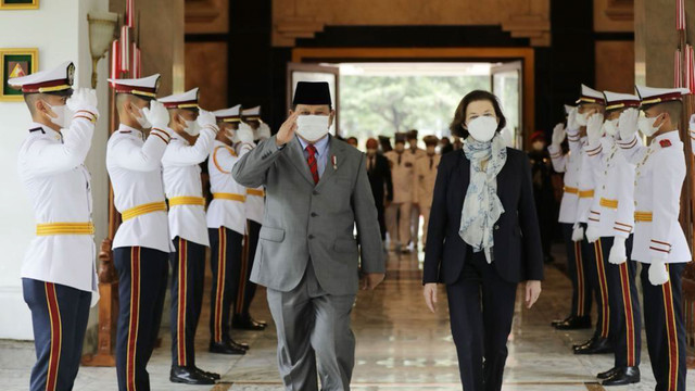 Menhan Prabowo Subianto, menerima kunjungan kehormatan Menhan Prancis, Florence Parly di Jakarta, Kamis (10/2).  Foto: Biro Humas Setjen Kemhan