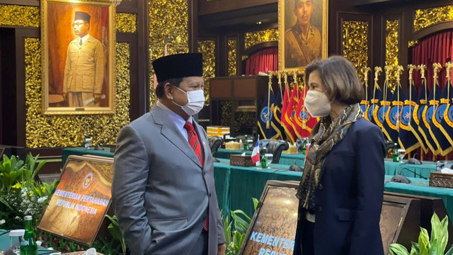 Menhan Prabowo Subianto, menerima kunjungan kehormatan Menhan Prancis, Florence Parly di Jakarta, Kamis (10/2).  Foto: Biro Humas Setjen Kemhan