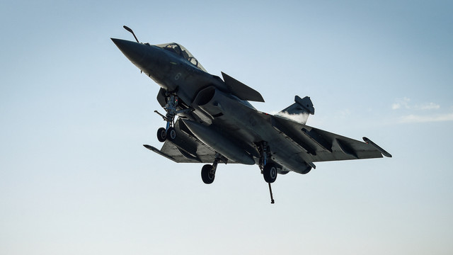 Sebuah jet tempur Rafale mendarat di kapal induk Prancis Charles-de-Gaulle di lepas pantai Toulon, Prancis selatan, pada 5 Juni 2021. Foto: NICOLAS TUCAT / AFP