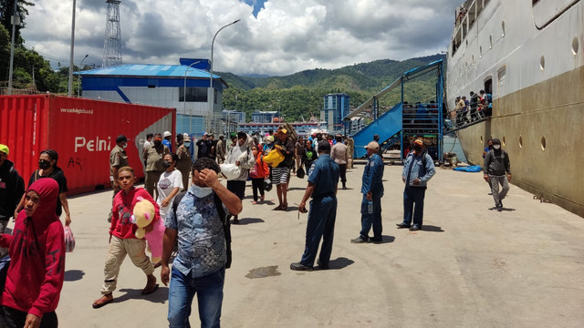 Penumpang kapal yang turun di Pelabuhan Laut Kota Jayapura. (Foto: Polres Jayapura Kota) 