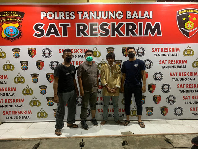 Polisi saat menangkap tersangka penyeludupan PMI Ilegal di Kabupaten Batubara. Foto: Dok. Polres Tanjung Balai