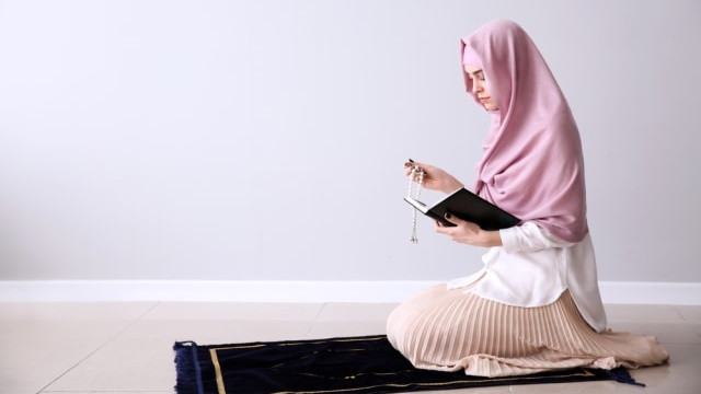 Ilustrasi perempuan haid beribadah. Foto: Shutterstock