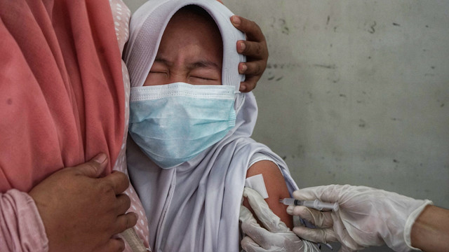 Raut wajah tegang siswa SD di Palembang saat divaksinasi, Jumat (11/2) Foto: abp/Urban Id