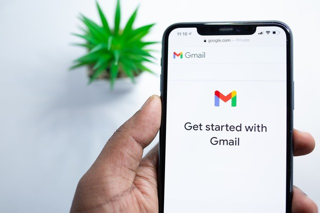 Ilustrasi cara membuat email baru lewat HP Android dan iPhone. Foto: Unsplash.com