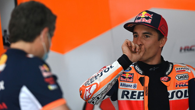 Pembalap Repsol Honda Team MotoGP Marc Marquez mempersiapkan diri turun ke lintasan saat hari pertama tes pramusim MotoGP 2022 di Pertamina Mandalika International Street Circuit, Lombok Tengah, NTB, Jumat (11/2/2022). Foto: Andika Wahyu/ANTARA FOTO