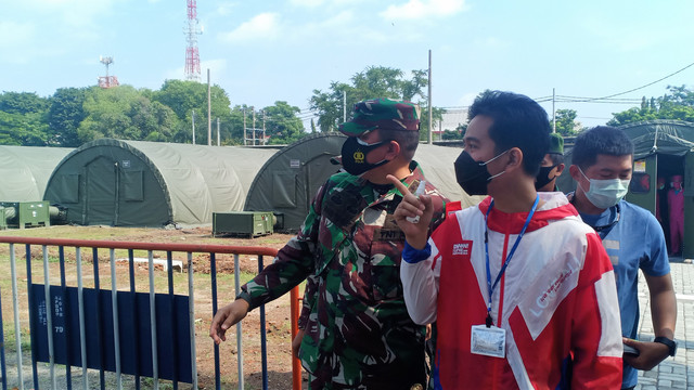 Wali Kota Solo, Gibran Rakabuming Raka, mendatangi rumah sakit lapangan (Rumkitlap) di Benteng Vastenburg, Solo, pada Juni 2021. FOTO: Agung Santoso