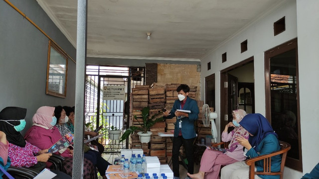 Edukasi Kepada Ibu Rumah Tangga RW 01 Kel. Gisikdrono, Kec. Semarang Barat, Kota Semarang Sumber : Foto Pribadi