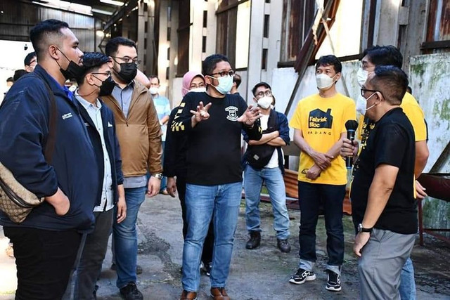 Wali Kota Padang Hendri Septan (tengah) bersama para Youtuber dan berbicang soal promosi pariwisata. Foto: Humas Pemko