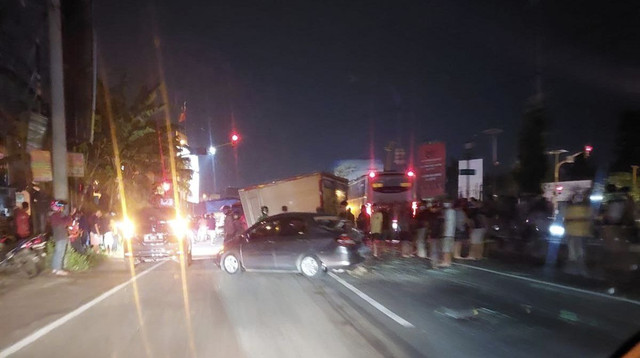 Ruas jalan perempatan Ketandan, Banguntapan, Bantul, usai ada bus yang tabrak 6 kendaraan. Foto: Twitter/silvassptr