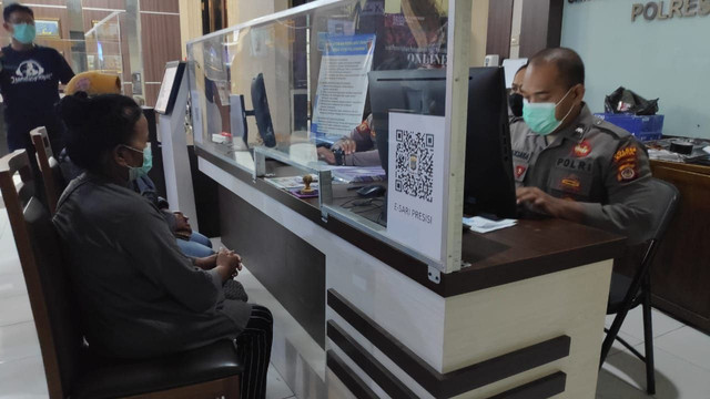 Paliyem, ibu dari anak yang jual isi rumah di Bantul saat mendatangi Polres Bantul untuk laporkan anaknya. Foto: istimewa