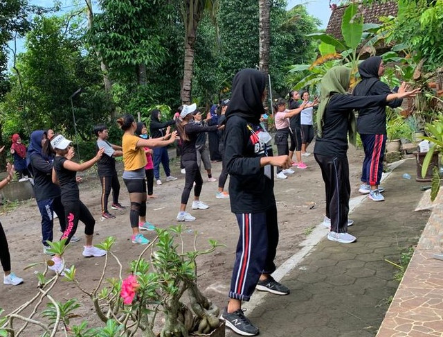 Pelaksaanan kegiatan senam bersama RT.001 - RT.008 dan KKN UMY kelompok 051 (06/02/2022)