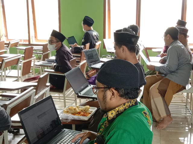 Santri Ponpes Anwarul Huda Kota Malang menjalani pelatihan konten kreator. Foto: M Sholeh
