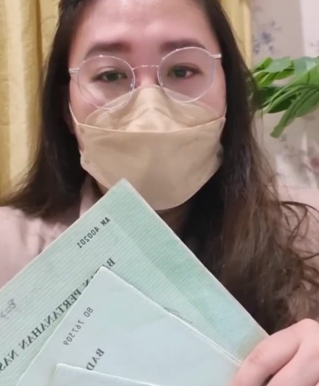 dr Gina Gratiana, dan sertifikat rumah di tangan. dok 
