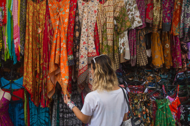 Ilustrasi memilih baju. Foto: Shutter Stock
