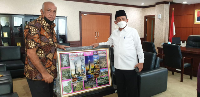 Gubernur Kepulauan Riau, Ansar Ahmad (kanan), menyambut rencana penerbangan carter dari Korea ke Kepri. Foto: Ismail/kepripedia.com