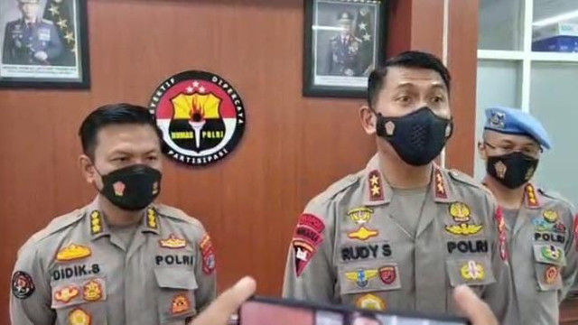 Kapolda Sulteng Irjen Rudy Sufahriadi saat memberikan keterangan pers terkait insiden bentrok Polisi dengan Warga Parigi Moutong yang menolak tambang di wilayah itu, Minggu (13/2). Foto: Istimewa