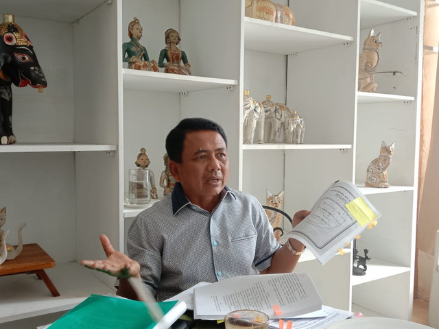 Kuasa hukum ahli waris almarhum dr Hardi, Lardi memberikan pernyataan akan menempuh jalur hukum atas tuduhan mafia tanah. Foto: M Sholeh