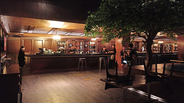 SUASANA Hollywings Bar Pekanbaru saat digelar razia Prokes awal November 2021 silam. 