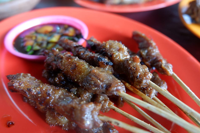 Seporsi Sate Maranggi ala Saung Agrowisata Bandar Lampung lengkap dengan sambal kecapnya, Minggu (13/2) | Foto : Minggu (13/2) | Foto : Sidik Aryono/ Lampung Geh