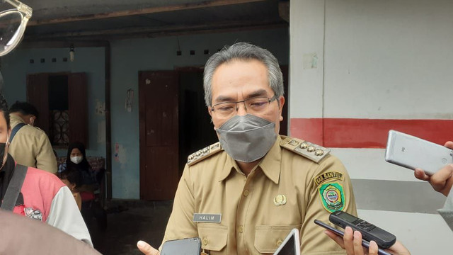 Bupati Bantul, Abdul Halim Muslich, yang ungkapkan kekecewaannya atas perbuatan anak jual perabotan rumah di Bantul. Foto: Erfanto/Tugu Jogja