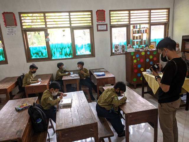 Kegiatan Pembuatan video profil SD Muhammadiyah Balecatur yang diambil oleh Galih Rakasiwi(kanan) kelompok KKN 261 dalam perekaman ekstra lukis, Sabtu (12/02). Foto: Mohammad Rian Alvin/SD Muhammadiyah Balecatur