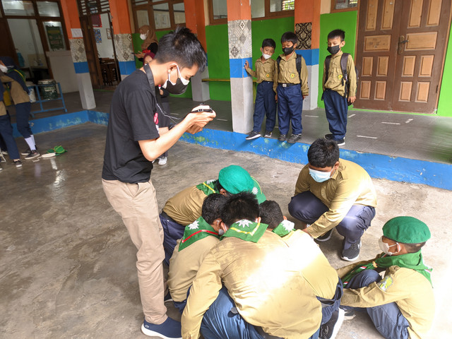 Kegiatan Pembuatan video profil SD Muhammadiyah Balecatur yang diambil oleh Galih Rakasiwi (kiri) kelompok KKN 261 dalam perekaman ekstra Hizbul Wathon, Sabtu (12/02). Foto: Mohammad Rian Alvin/SD Muhammadiyah Balecatur