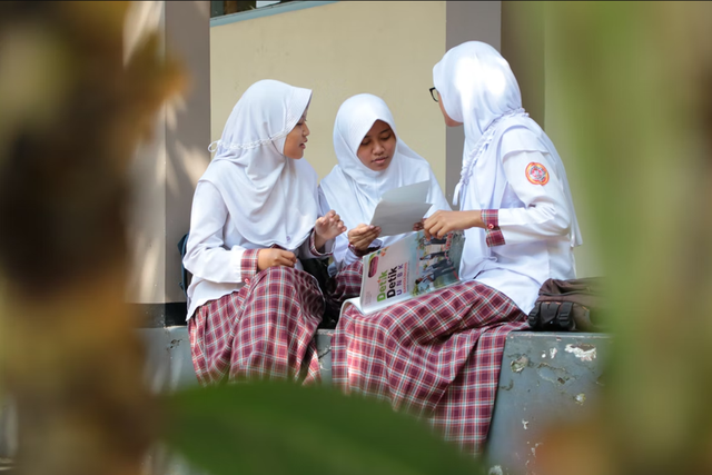 Ilustrasi siswi belajar bahasa Arab. Foto: unsplash.com/@isengrapher