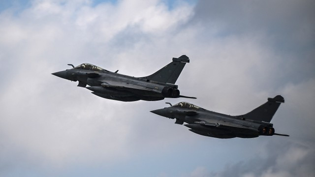 Dua jet tempur Rafale F3-R angkatan udara Prancis lepas landas dari bandara militer Andravida, Yunani selatan, pada 19 April 2021. Foto: ARIS MESSINIS / AFP
